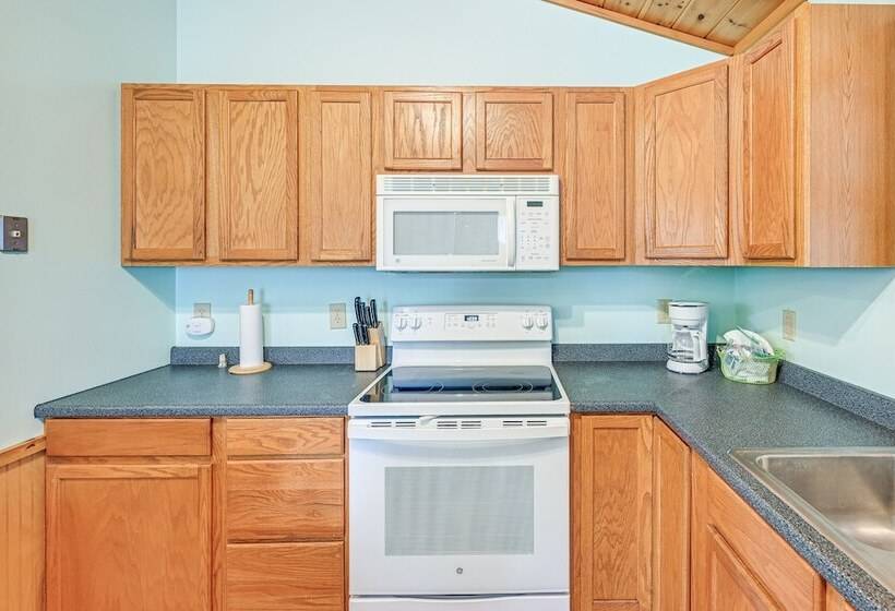 Peaceful Bryson City Cabin   Fire Pit & Hot Tub!