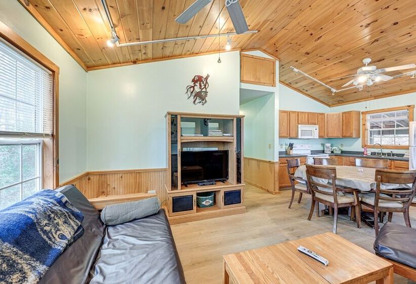 Peaceful Bryson City Cabin   Fire Pit & Hot Tub!