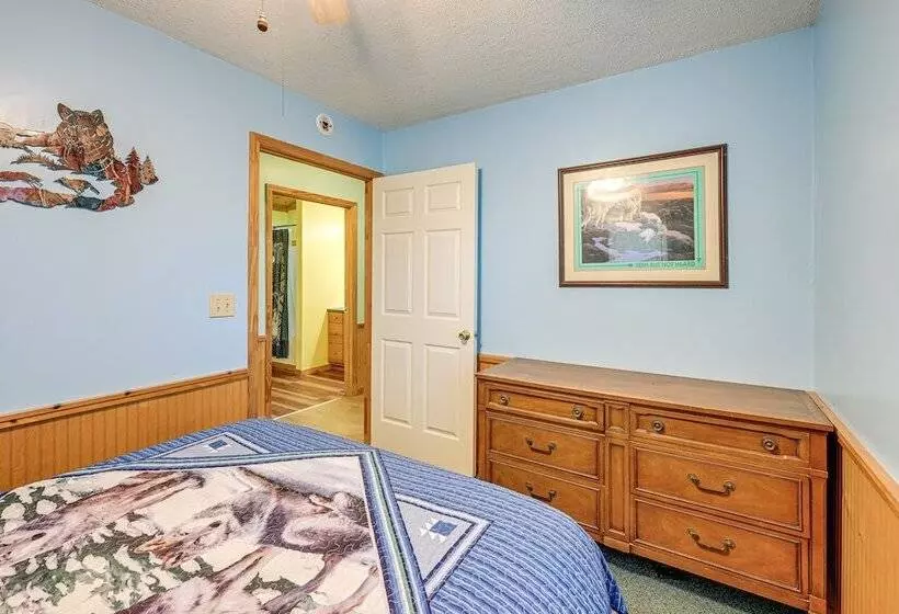 Peaceful Bryson City Cabin   Fire Pit & Hot Tub!