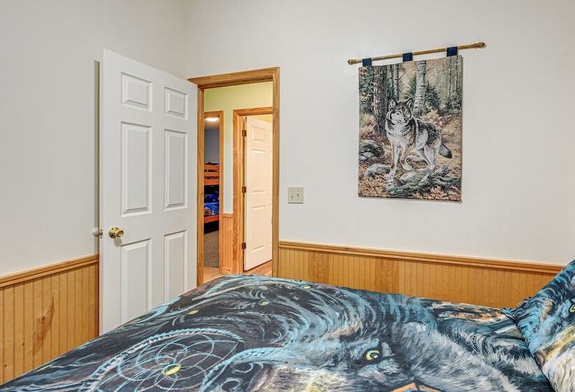 Peaceful Bryson City Cabin   Fire Pit & Hot Tub!