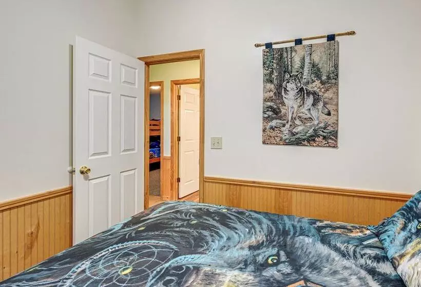 Peaceful Bryson City Cabin   Fire Pit & Hot Tub!