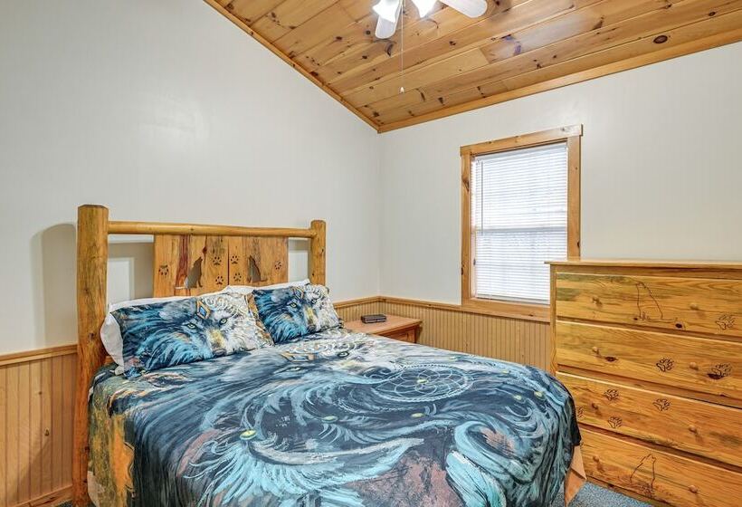 Peaceful Bryson City Cabin   Fire Pit & Hot Tub!