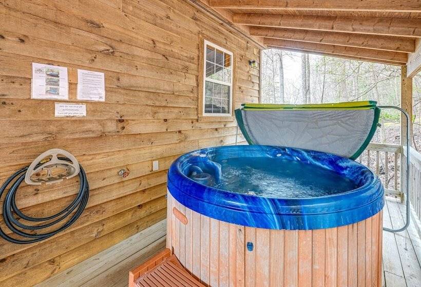 Peaceful Bryson City Cabin   Fire Pit & Hot Tub!