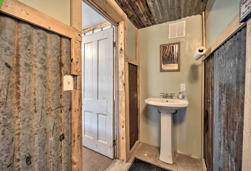 Pet Friendly Harper Farmhouse W/ Large Deck!