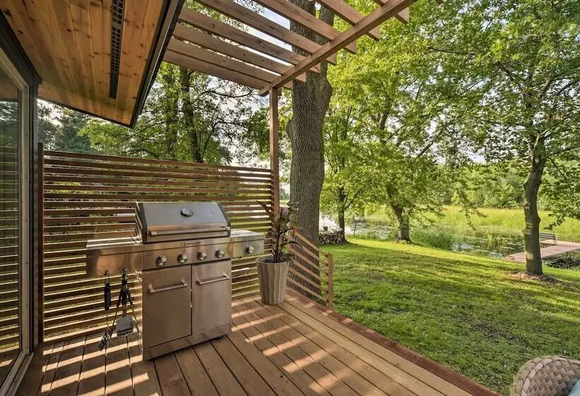 Pine City Getaway, Steps From Snake River!