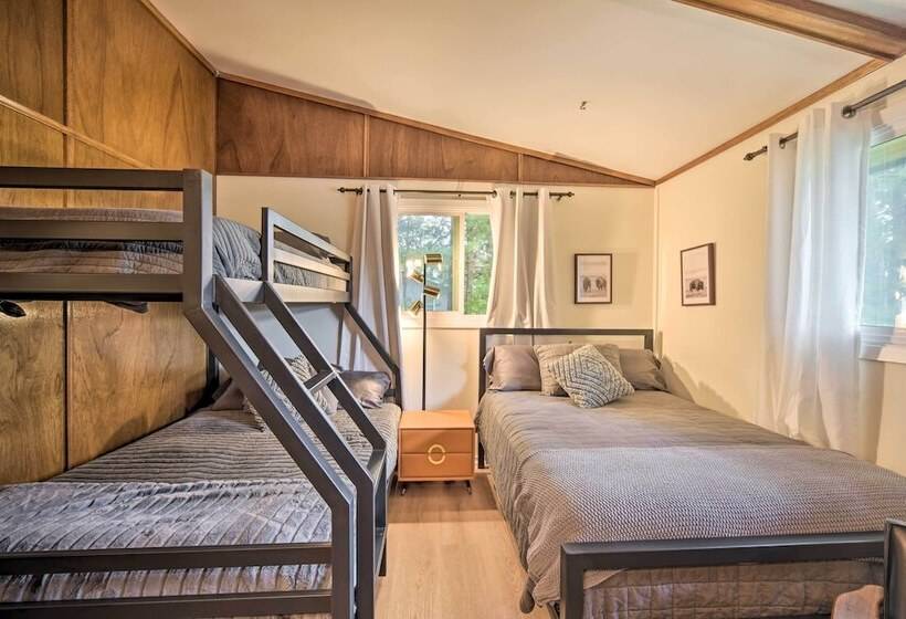 Pine City Getaway, Steps From Snake River!