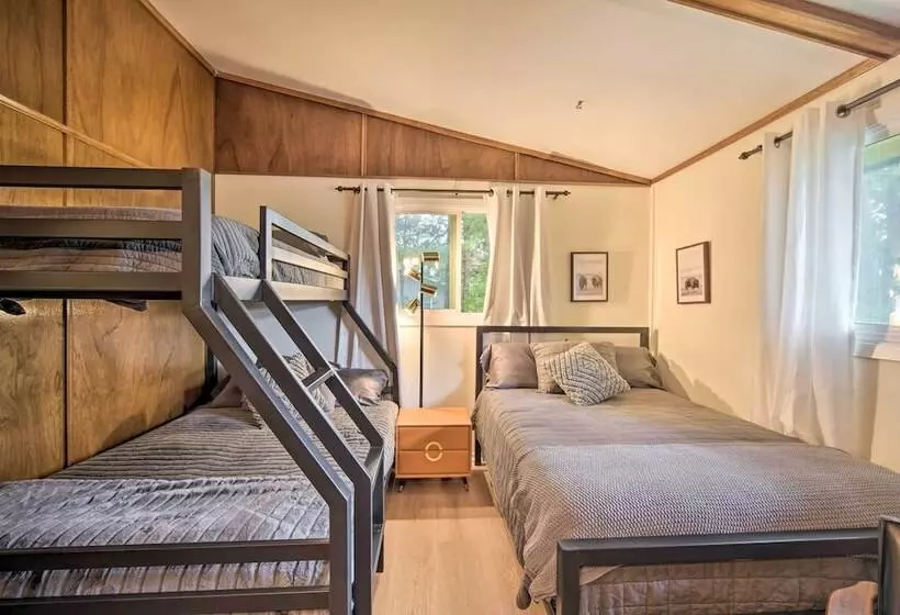 Pine City Getaway, Steps From Snake River!