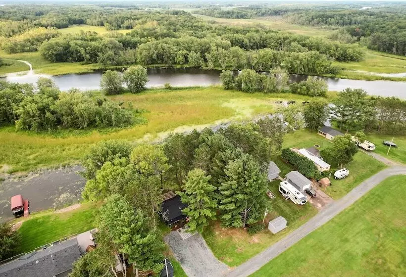 Pine City Getaway, Steps From Snake River!