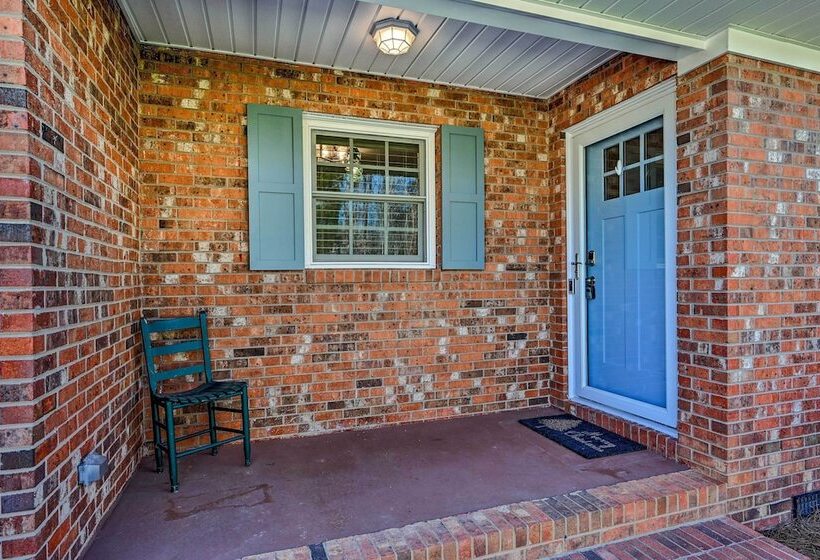 Ranch Style Home 7 Mi To Downtown Greensboro!