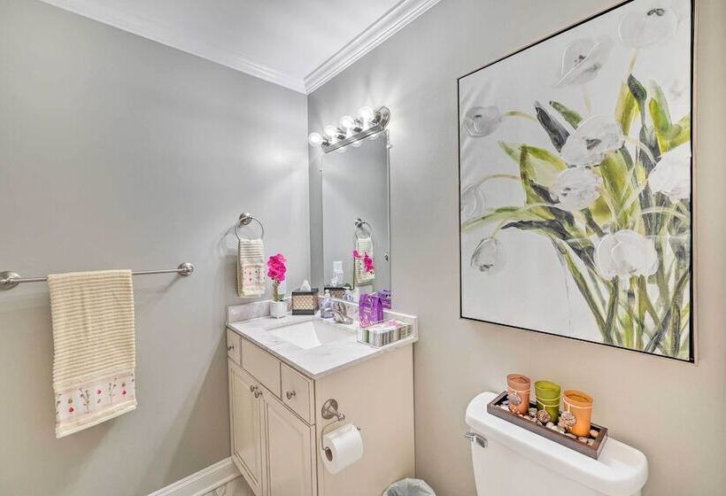 Ranch Style Home 7 Mi To Downtown Greensboro!