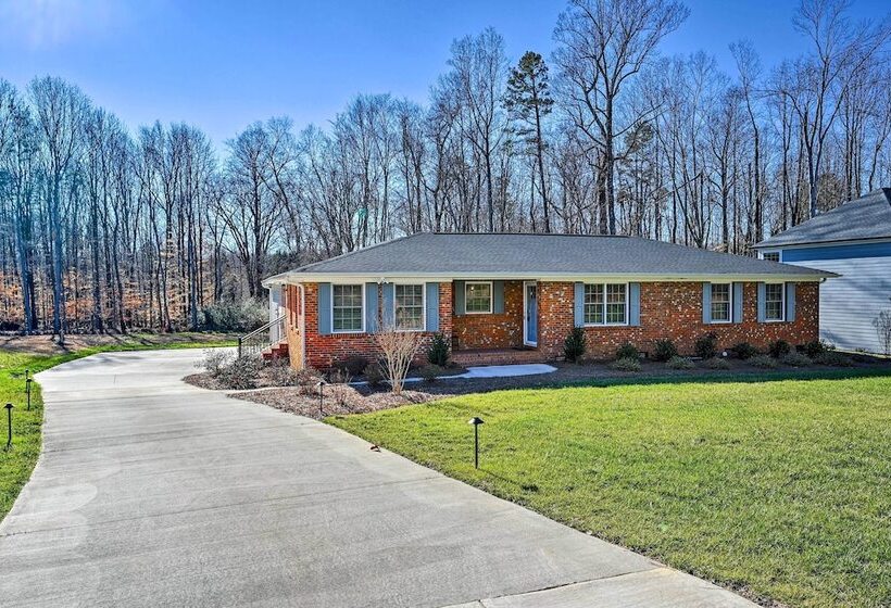 Ranch Style Home 7 Mi To Downtown Greensboro!