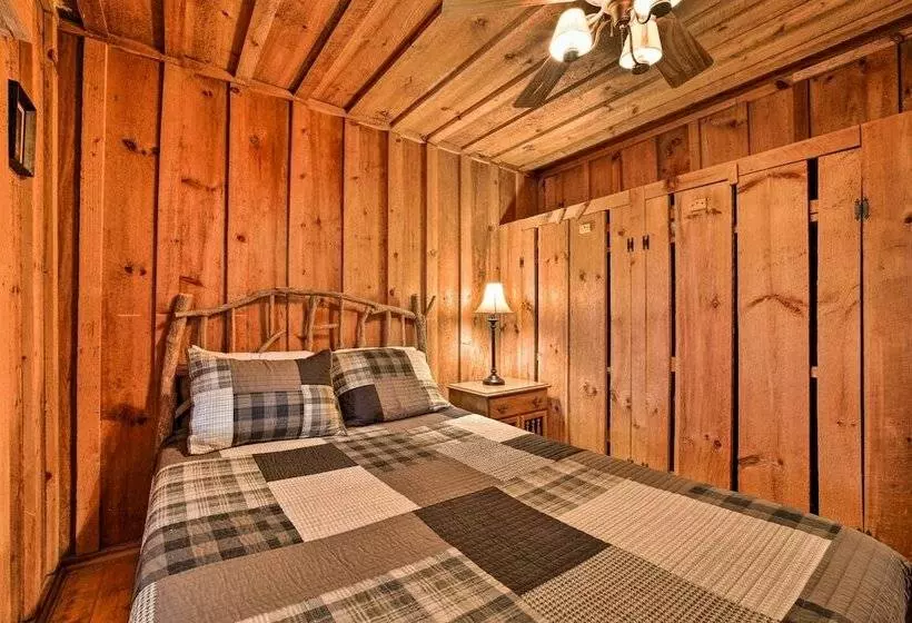 Rustic Maggie Valley Cabin W/ Mountain Views!