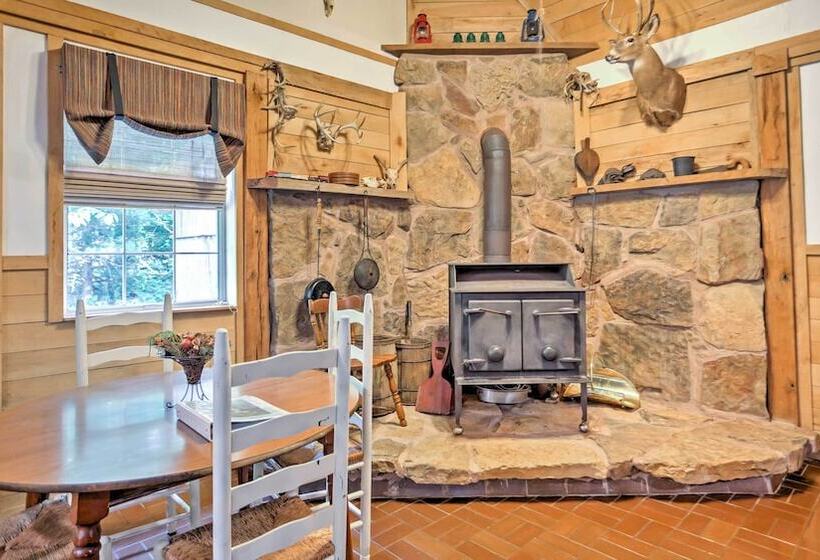 Rustic Taswell Cabin: Grill + Walk To Patoka Lake!