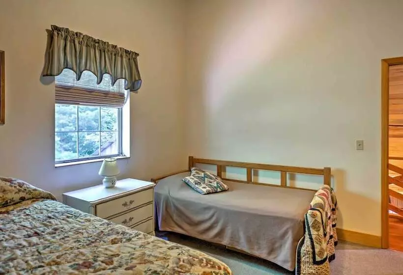 Rustic Taswell Cabin: Grill + Walk To Patoka Lake!