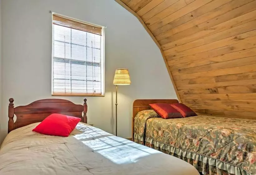 Rustic Taswell Cabin: Grill + Walk To Patoka Lake!