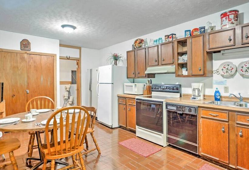 Rustic Taswell Cabin: Grill + Walk To Patoka Lake!