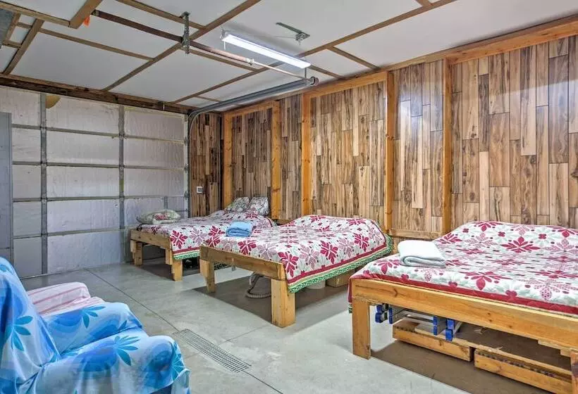 Rustic Taswell Cabin: Grill + Walk To Patoka Lake!