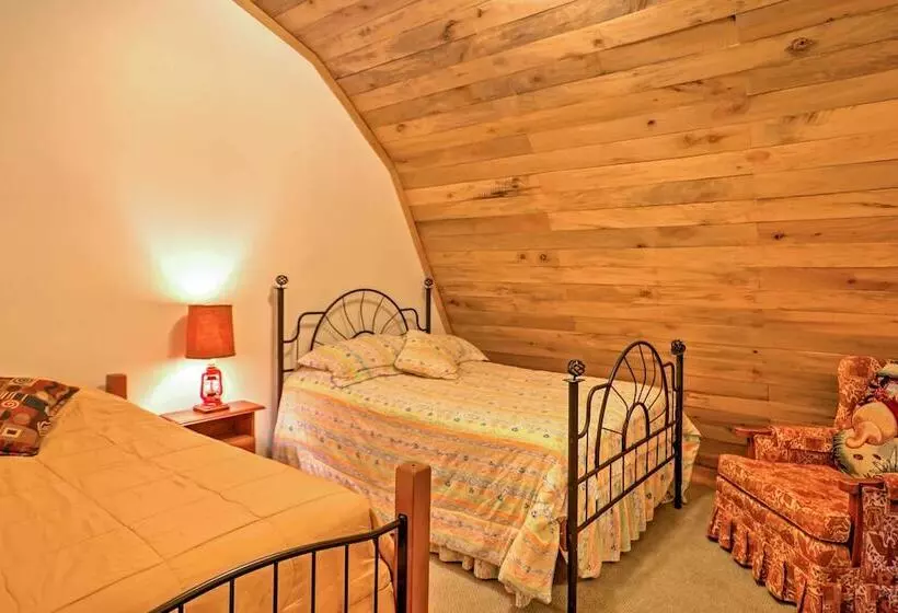 Rustic Taswell Cabin: Grill + Walk To Patoka Lake!