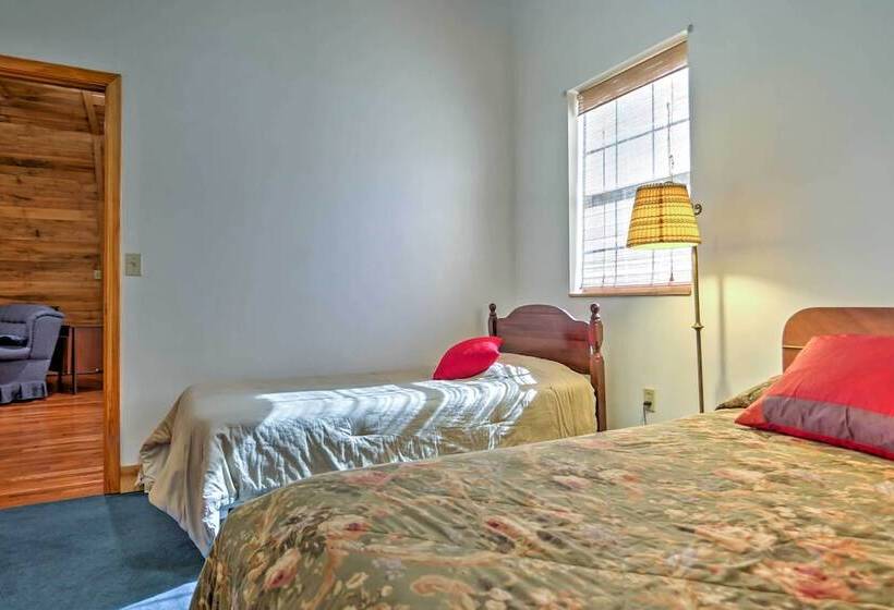 Rustic Taswell Cabin: Grill + Walk To Patoka Lake!