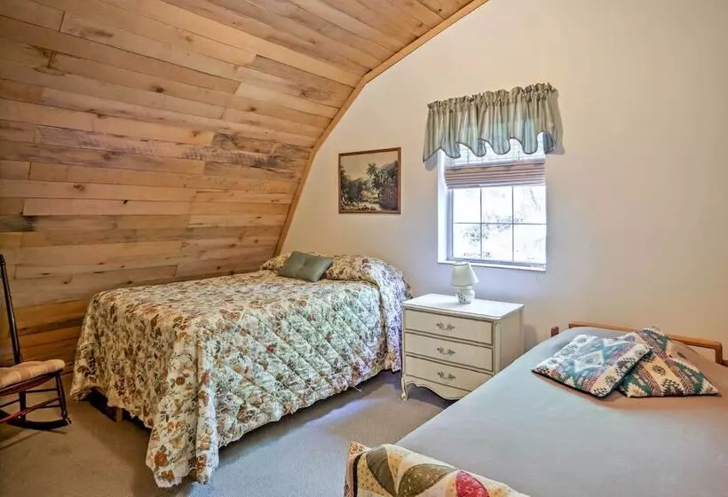 Rustic Taswell Cabin: Grill + Walk To Patoka Lake!