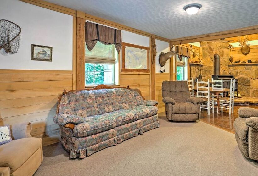 Rustic Taswell Cabin: Grill + Walk To Patoka Lake!