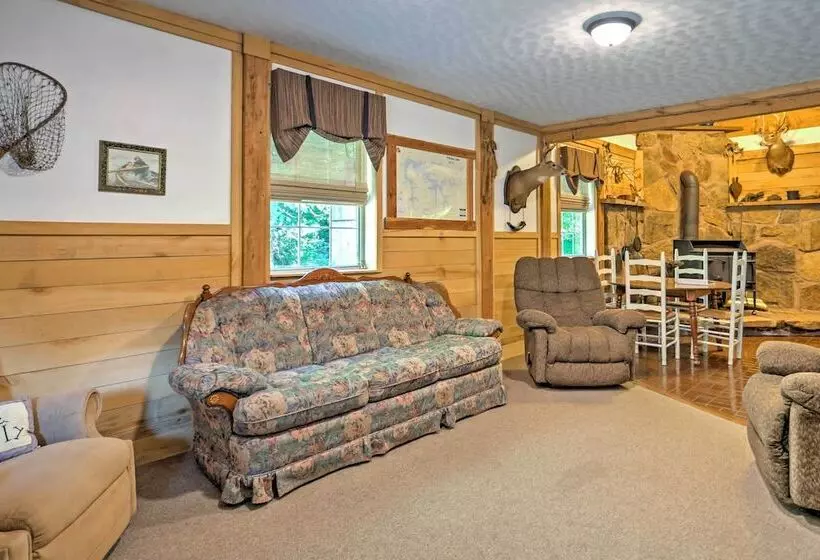 Rustic Taswell Cabin: Grill + Walk To Patoka Lake!