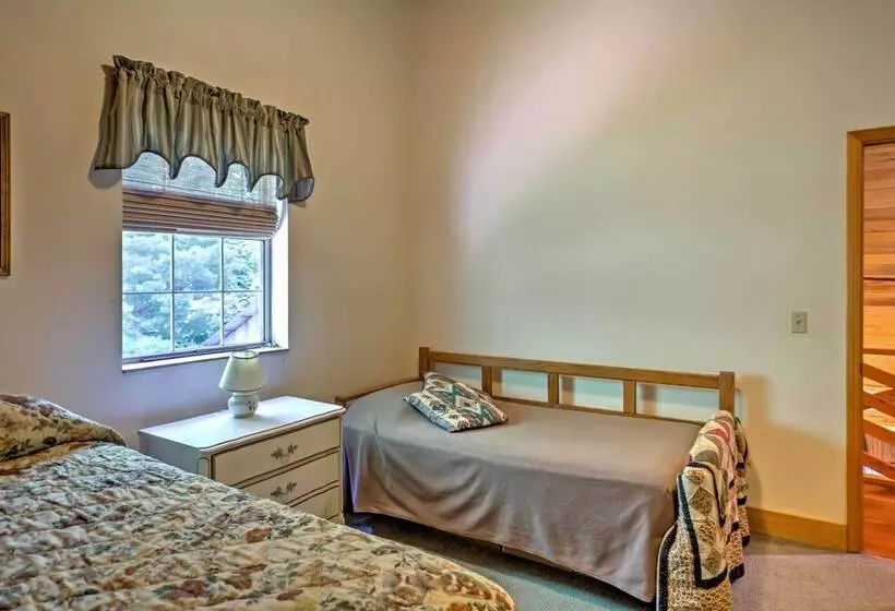 Rustic Taswell Cabin: Grill + Walk To Patoka Lake!