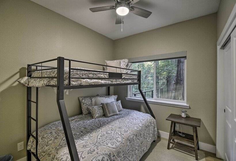 Secluded Butte Meadows Cabin W/ Deck & Grill!