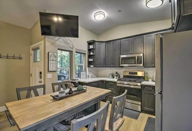 Secluded Butte Meadows Cabin W/ Deck & Grill!