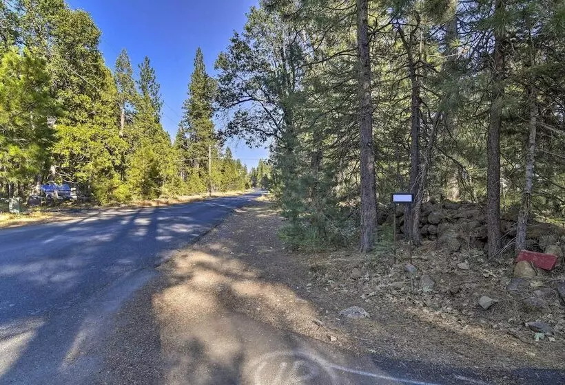 Secluded Butte Meadows Cabin W/ Deck & Grill!