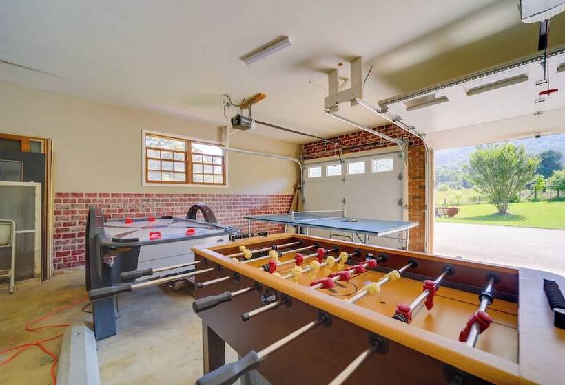 Serene Canton Home W/ Deck & Mountain Views!