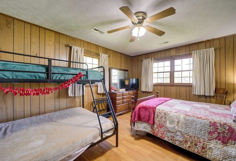 Serene Canton Home W/ Deck & Mountain Views!