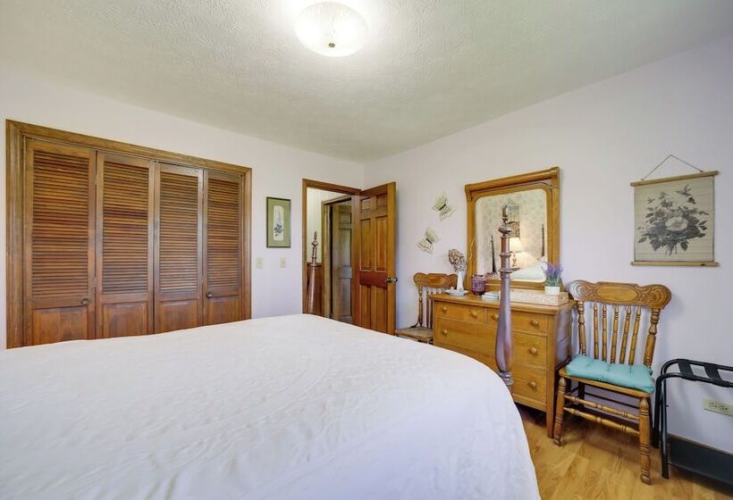 Serene Canton Home W/ Deck & Mountain Views!