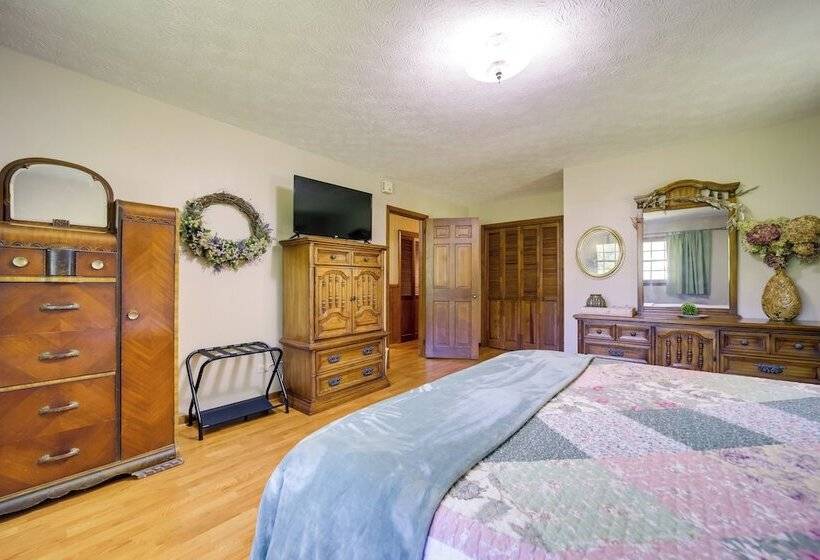 Serene Canton Home W/ Deck & Mountain Views!