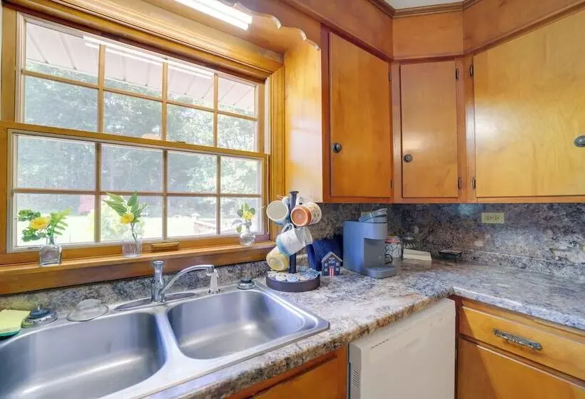 Serene Canton Home W/ Deck & Mountain Views!