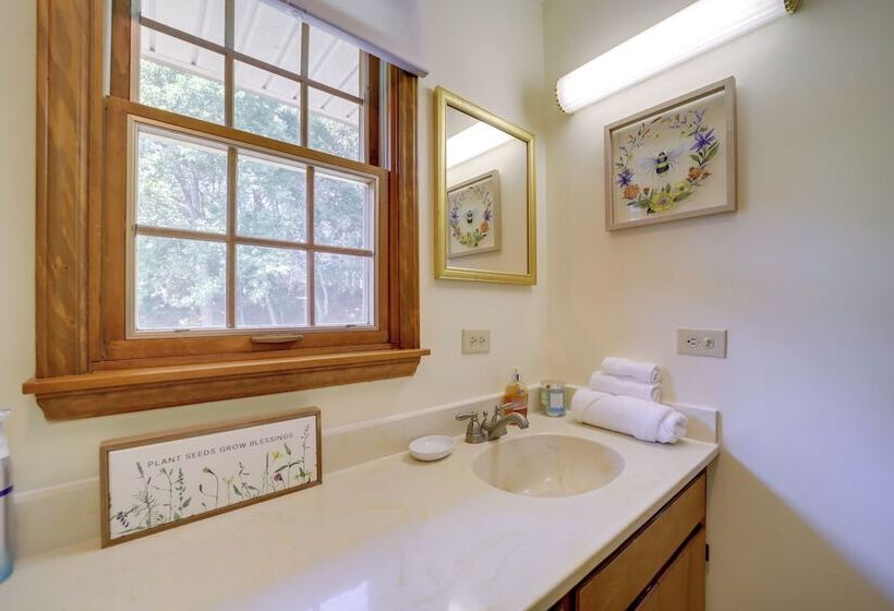 Serene Canton Home W/ Deck & Mountain Views!