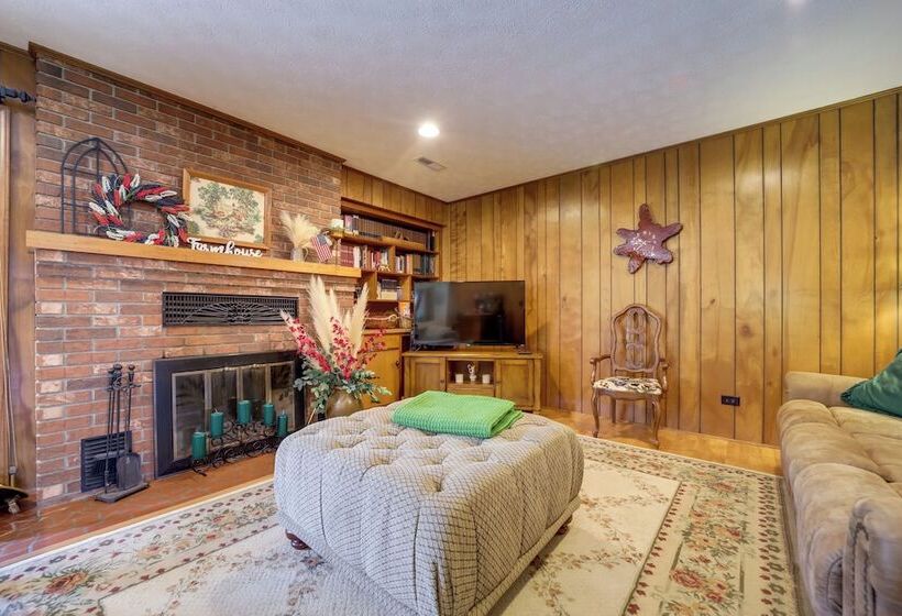 Serene Canton Home W/ Deck & Mountain Views!