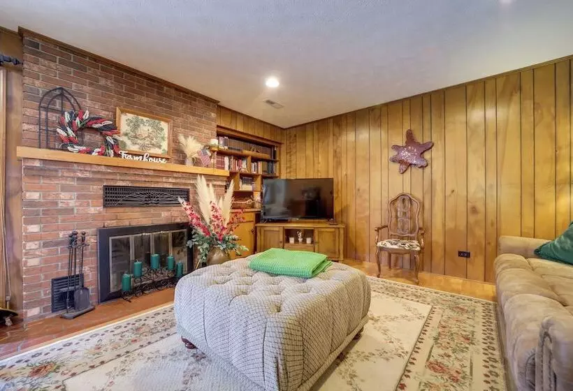 Serene Canton Home W/ Deck & Mountain Views!