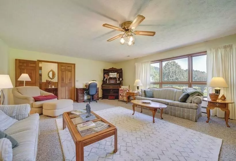 Serene Canton Home W/ Deck & Mountain Views!