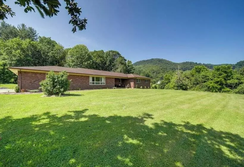 Serene Canton Home W/ Deck & Mountain Views!