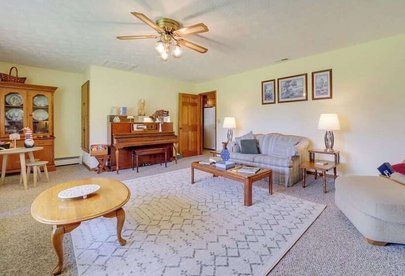 Serene Canton Home W/ Deck & Mountain Views!