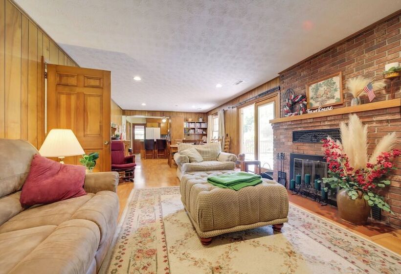 Serene Canton Home W/ Deck & Mountain Views!