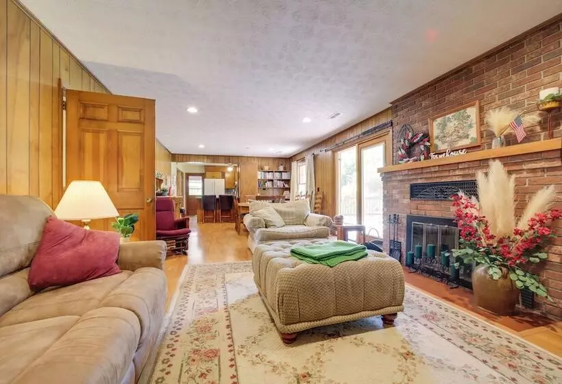 Serene Canton Home W/ Deck & Mountain Views!