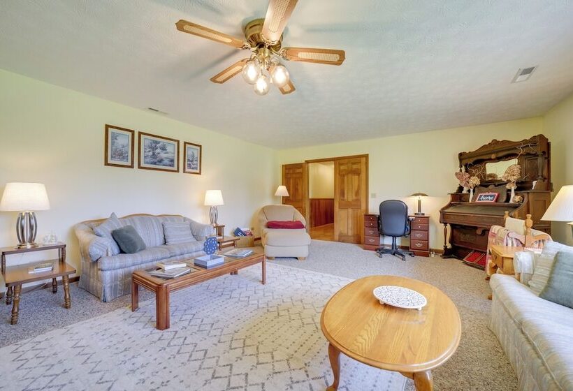 Serene Canton Home W/ Deck & Mountain Views!