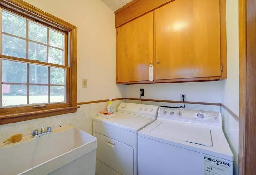 Serene Canton Home W/ Deck & Mountain Views!