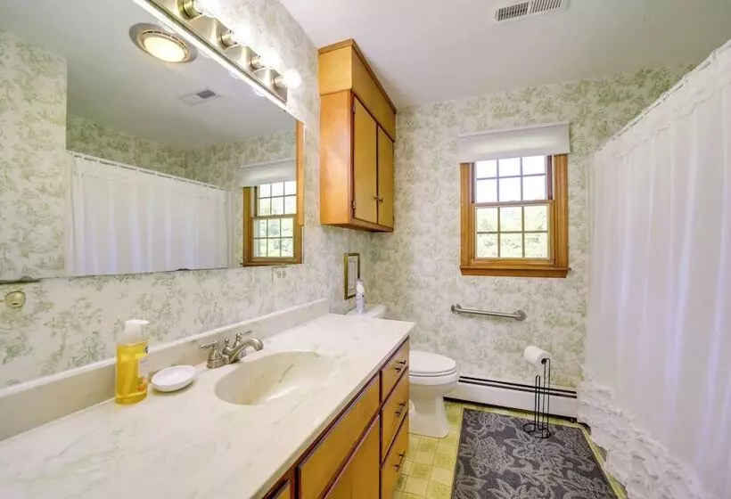 Serene Canton Home W/ Deck & Mountain Views!