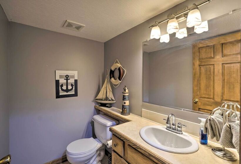 Spacious Buckeye Lake Home W/ Hot Tub & Fire Pit!