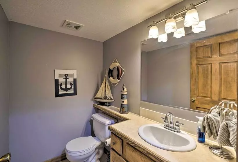 Spacious Buckeye Lake Home W/ Hot Tub & Fire Pit!