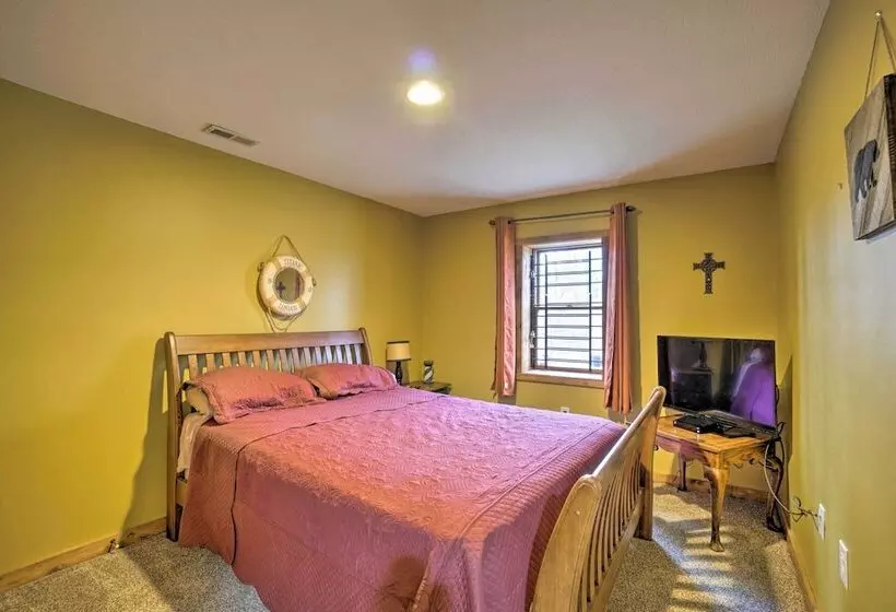 Spacious Buckeye Lake Home W/ Hot Tub & Fire Pit!