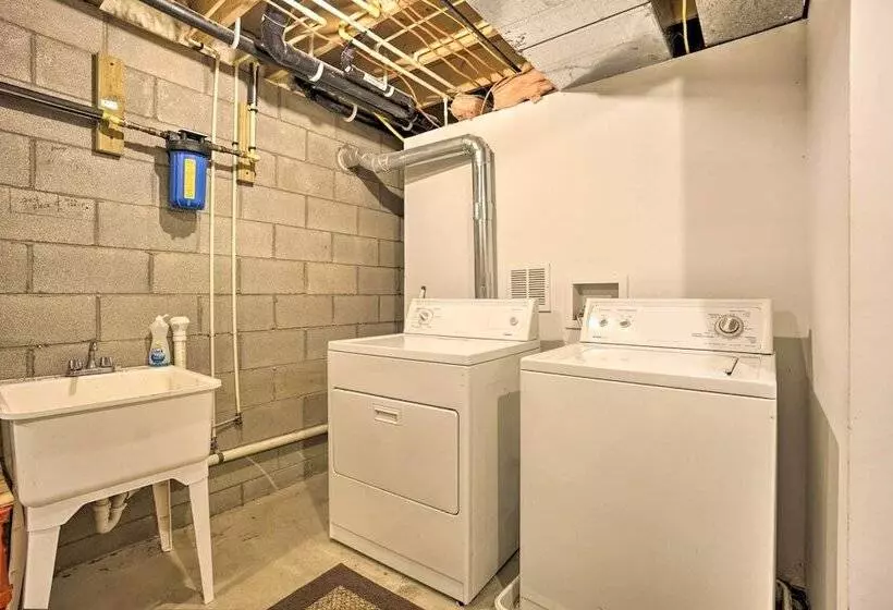 Spacious Buckeye Lake Home W/ Hot Tub & Fire Pit!